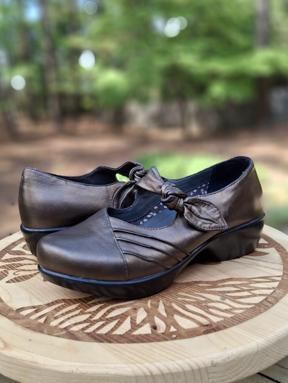 Dansko Women's Ainsley Bronze Leather Mary Jane Clogs Bow Detail Size 37